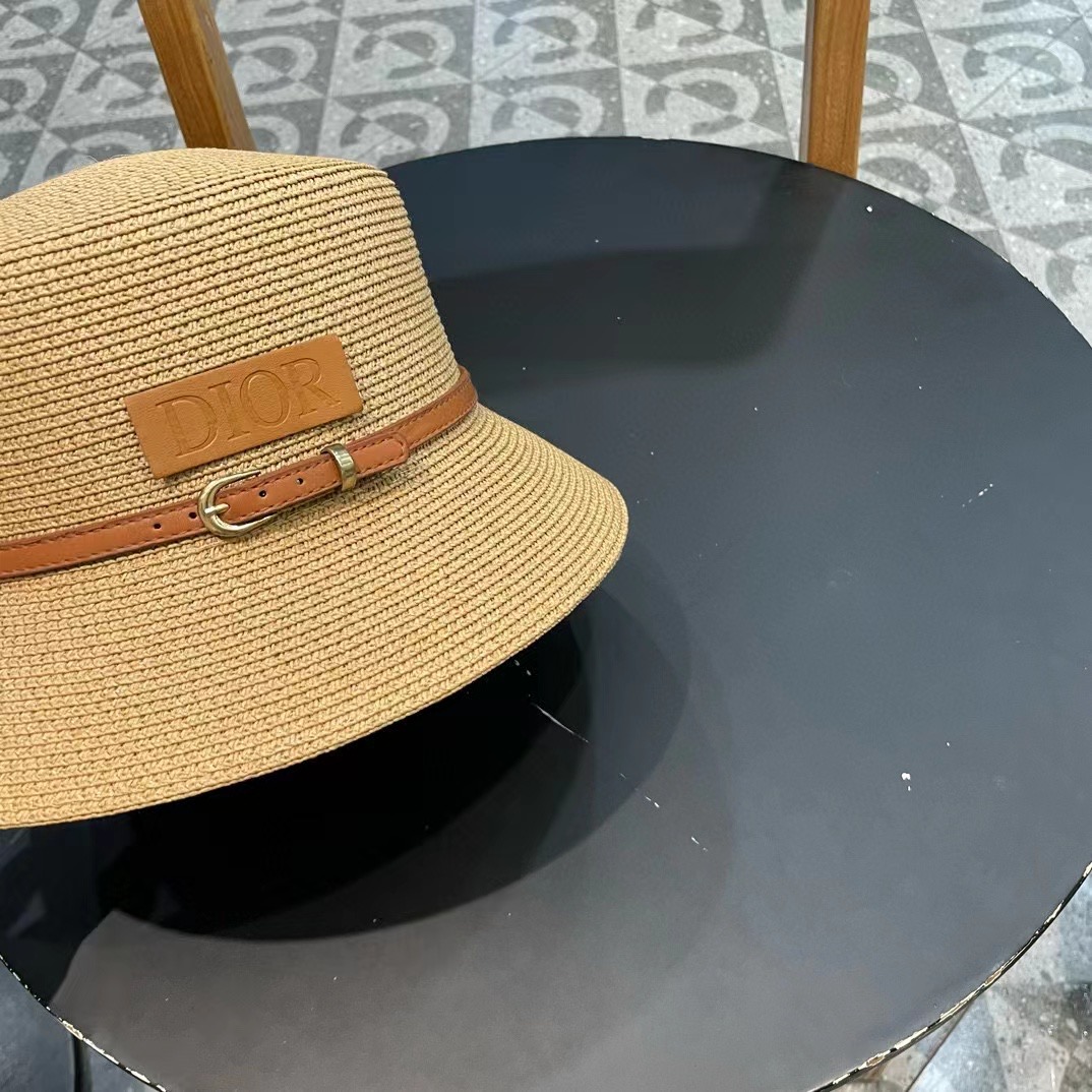    Dior迪奥新款草帽，高密度制作，一顶超级有品位的草帽了~出街首选！帽型超美腻颜色妥妥，轻便携带！