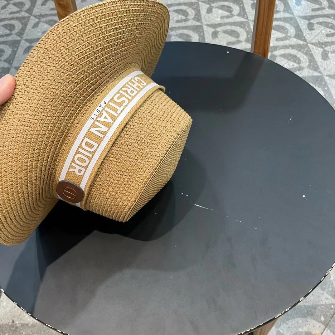  Dior迪奥新款草帽，高密度制作，一顶超级有品位的草帽了~出街首选！帽型超美腻颜色妥妥，轻便携带！小仙