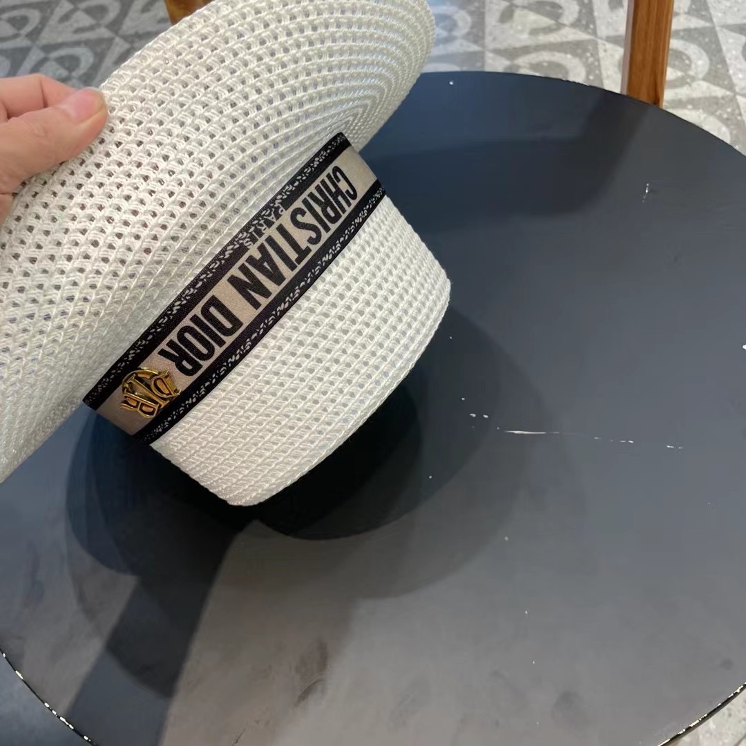  Dior迪奥官方款草帽，高密度制作，一顶超级有品位的草帽了~出街首选！帽型超美腻颜色妥妥，轻便携带！小