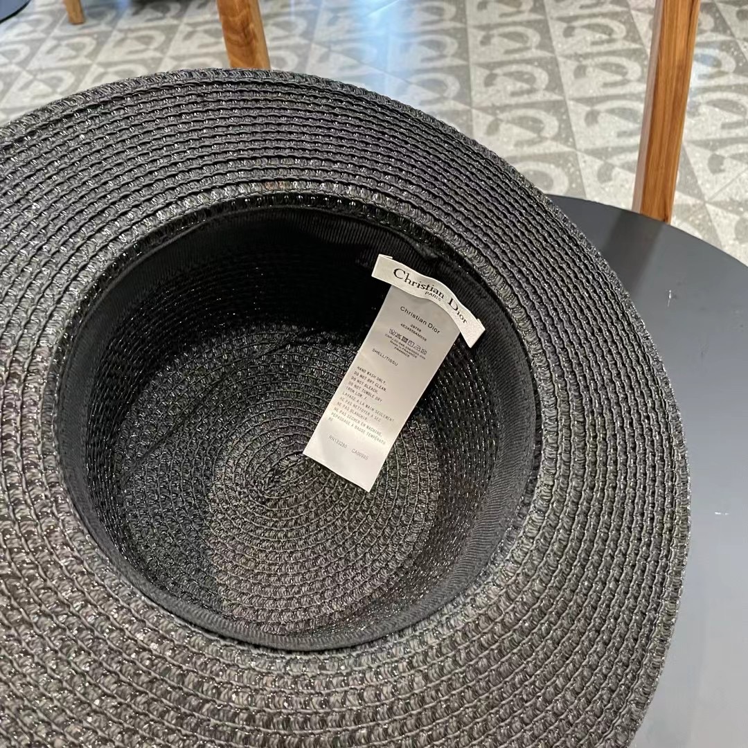  Dior迪奥官方款草帽，高密度制作，一顶超级有品位的草帽了~出街首选！帽型超美腻颜色妥妥，轻便携带！小