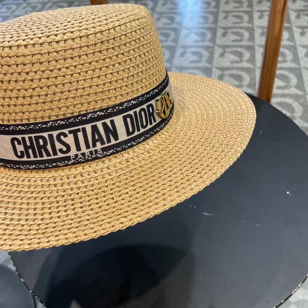  Dior迪奥官方款草帽，高密度制作，一顶超级有品位的草帽了~出街首选！帽型超美腻颜色妥妥，轻便携带！小