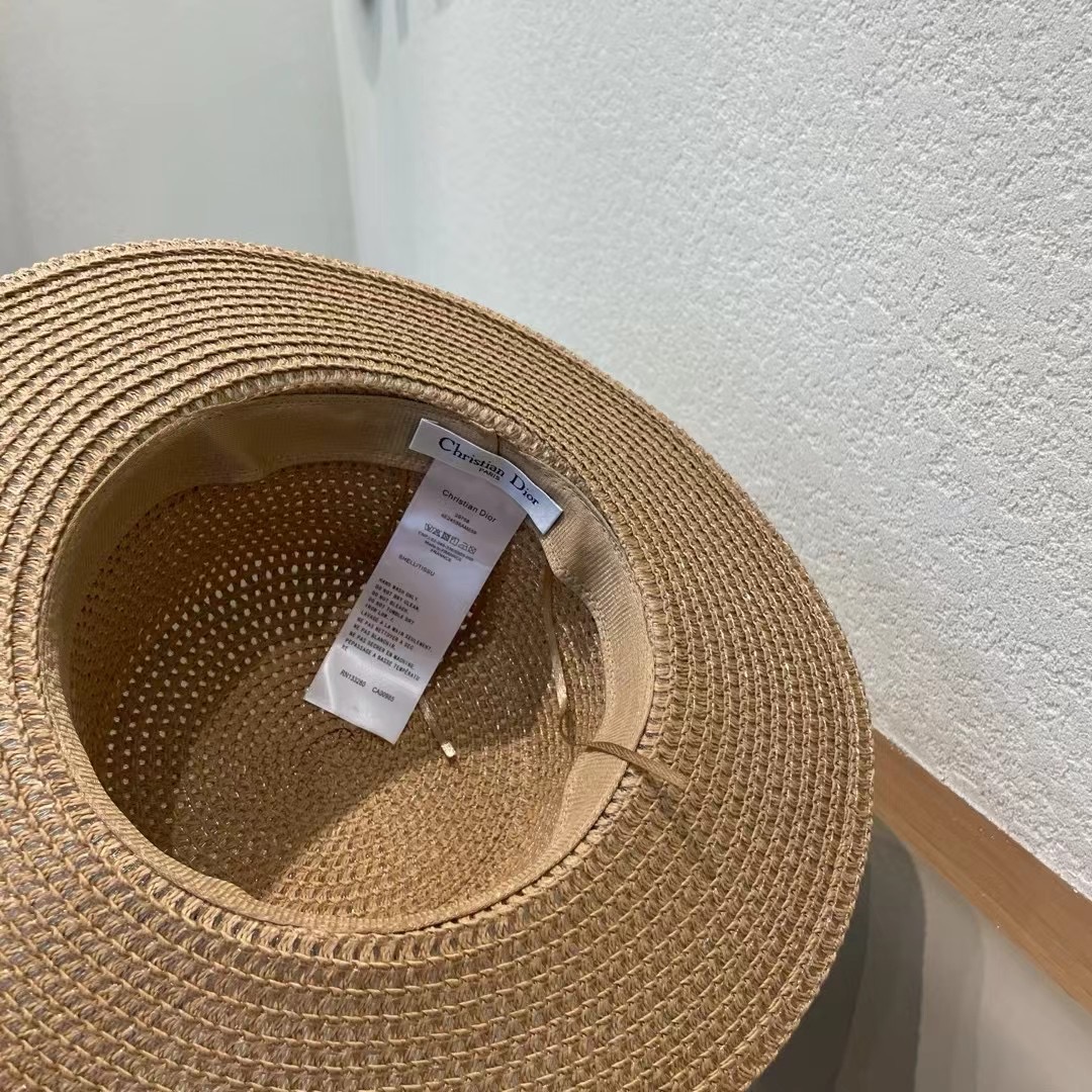  Dior迪奥官方款草帽，高密度制作，一顶超级有品位的草帽了~出街首选！帽型超美腻颜色妥妥，轻便携带！小