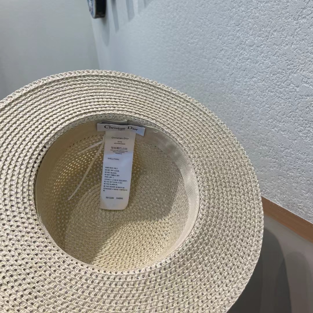  Dior迪奥官方款草帽，高密度制作，一顶超级有品位的草帽了~出街首选！帽型超美腻颜色妥妥，轻便携带！小