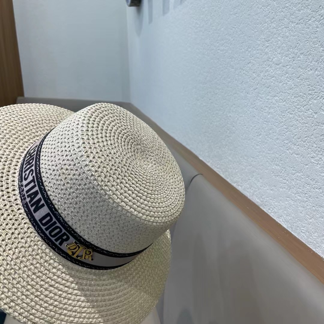  Dior迪奥官方款草帽，高密度制作，一顶超级有品位的草帽了~出街首选！帽型超美腻颜色妥妥，轻便携带！小