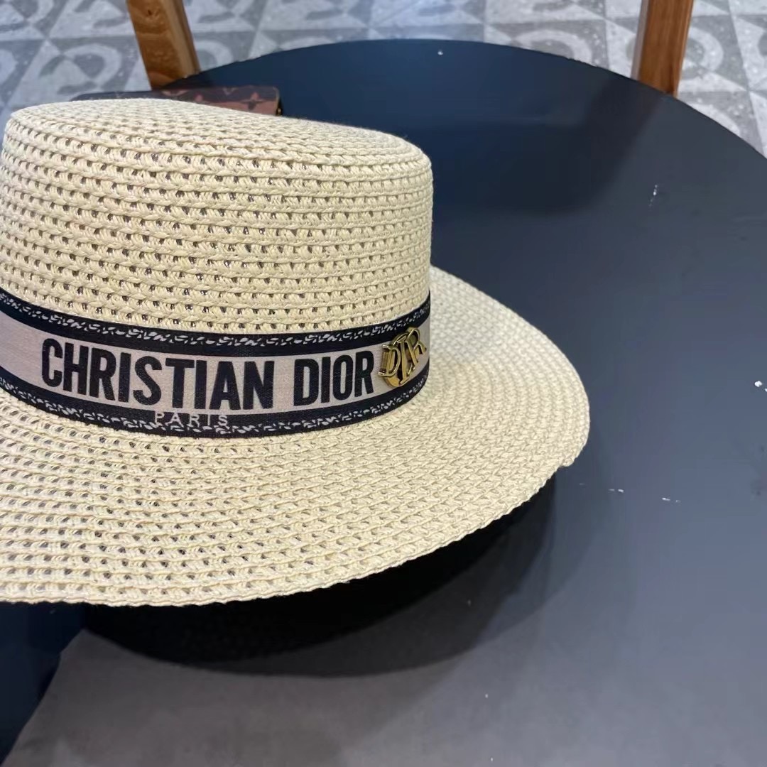  Dior迪奥官方款草帽，高密度制作，一顶超级有品位的草帽了~出街首选！帽型超美腻颜色妥妥，轻便携带！小