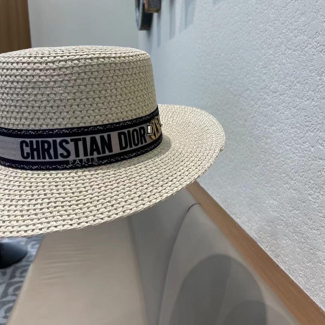  Dior迪奥官方款草帽，高密度制作，一顶超级有品位的草帽了~出街首选！帽型超美腻颜色妥妥，轻便携带！小