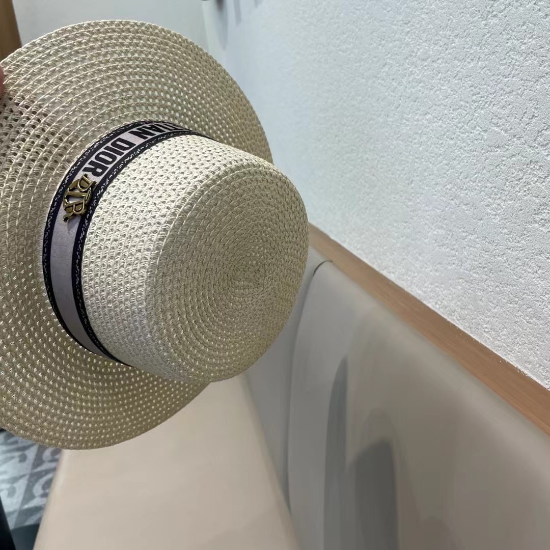  Dior迪奥官方款草帽，高密度制作，一顶超级有品位的草帽了~出街首选！帽型超美腻颜色妥妥，轻便携带！小