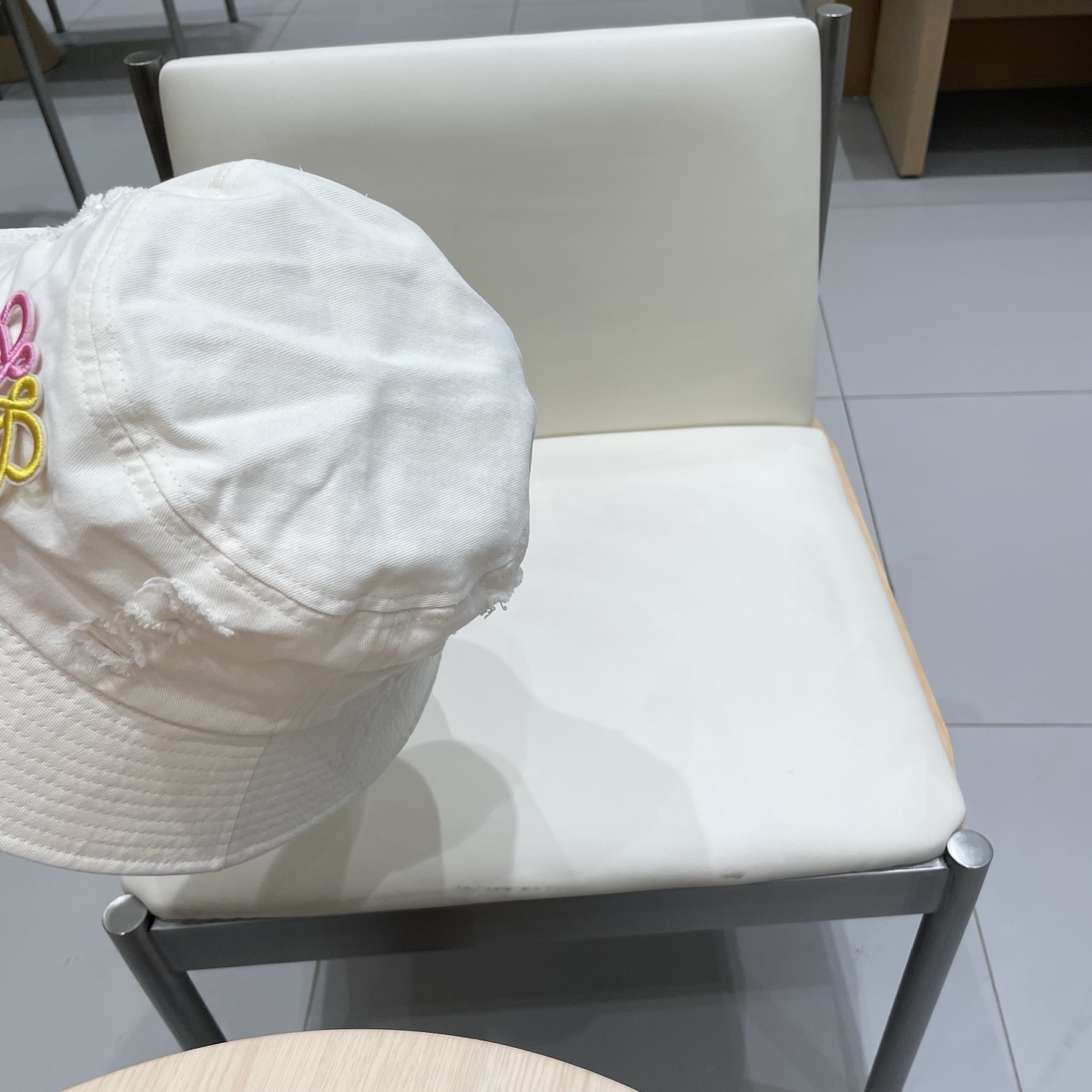  罗意威个性渔夫帽，一款很优秀的休闲渔夫帽
质感复古潮味十足，很强的街拍风，帅！
一年四季都可以佩戴！
