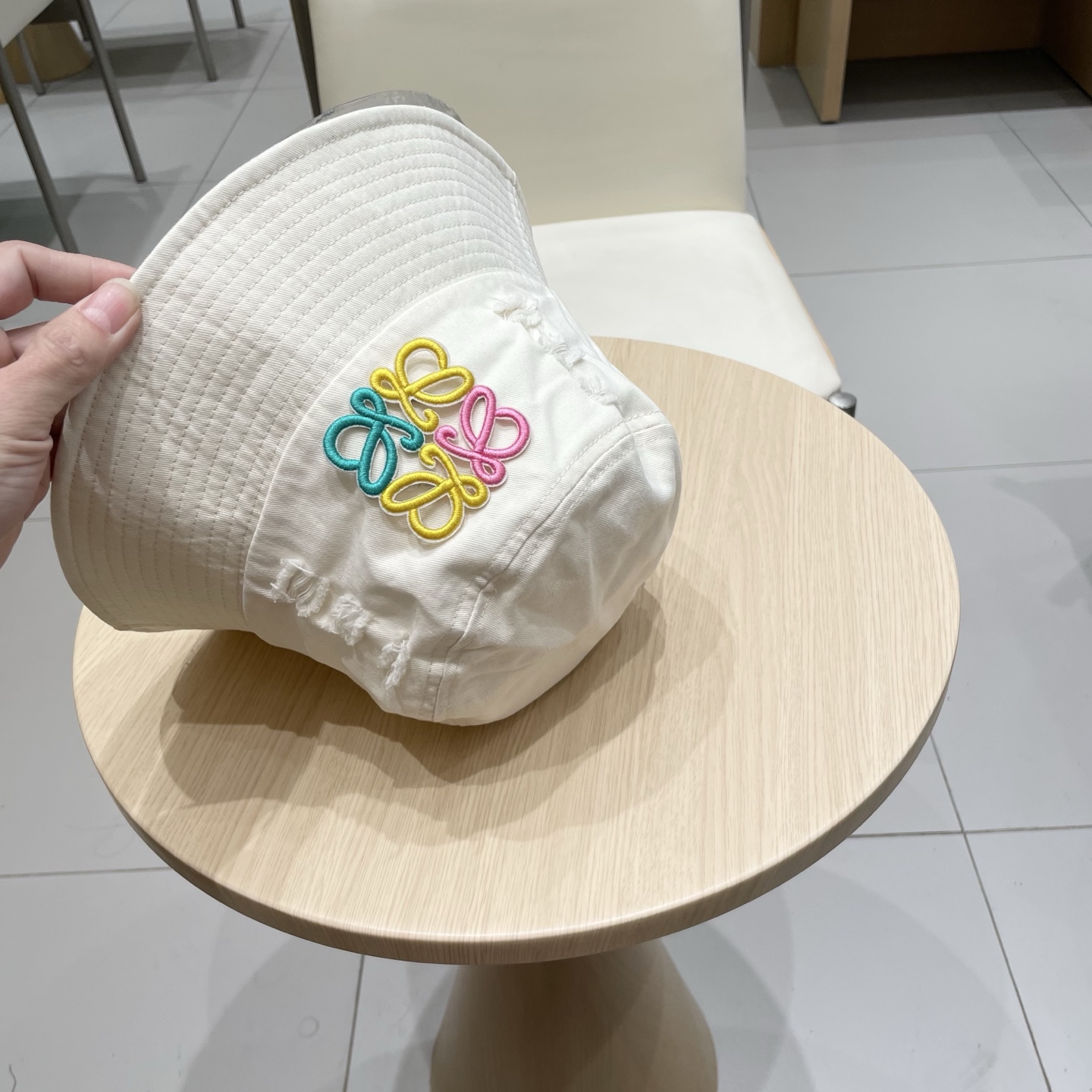  罗意威个性渔夫帽，一款很优秀的休闲渔夫帽
质感复古潮味十足，很强的街拍风，帅！
一年四季都可以佩戴！
