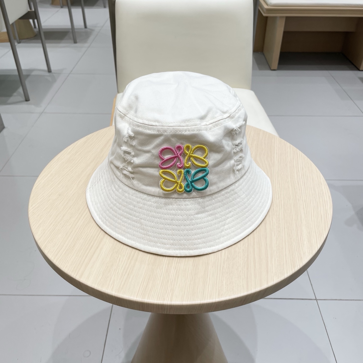  罗意威个性渔夫帽，一款很优秀的休闲渔夫帽
质感复古潮味十足，很强的街拍风，帅！
一年四季都可以佩戴！
