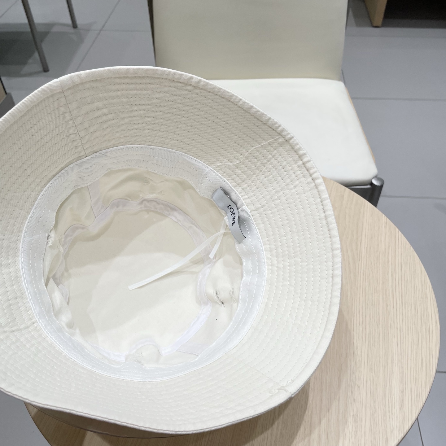  罗意威个性渔夫帽，一款很优秀的休闲渔夫帽
质感复古潮味十足，很强的街拍风，帅！
一年四季都可以佩戴！
