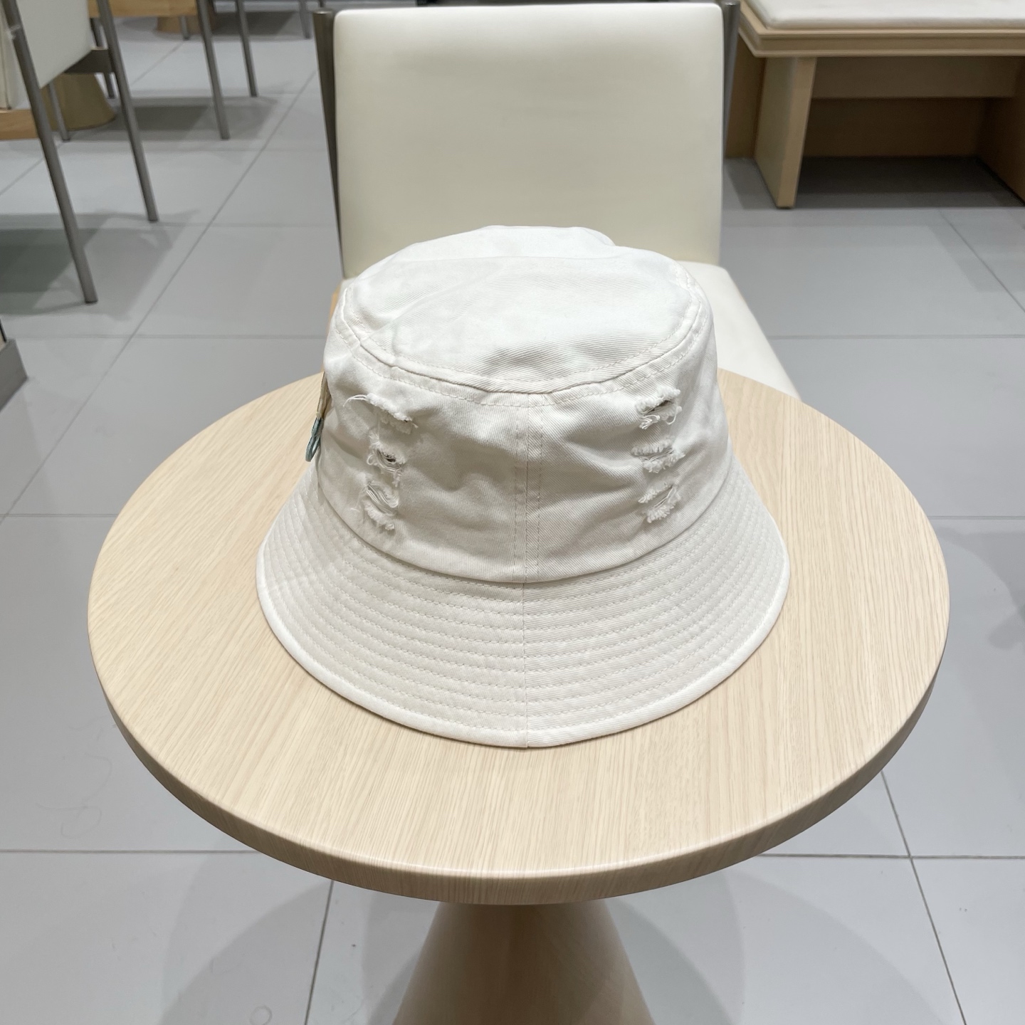  罗意威个性渔夫帽，一款很优秀的休闲渔夫帽
质感复古潮味十足，很强的街拍风，帅！
一年四季都可以佩戴！
