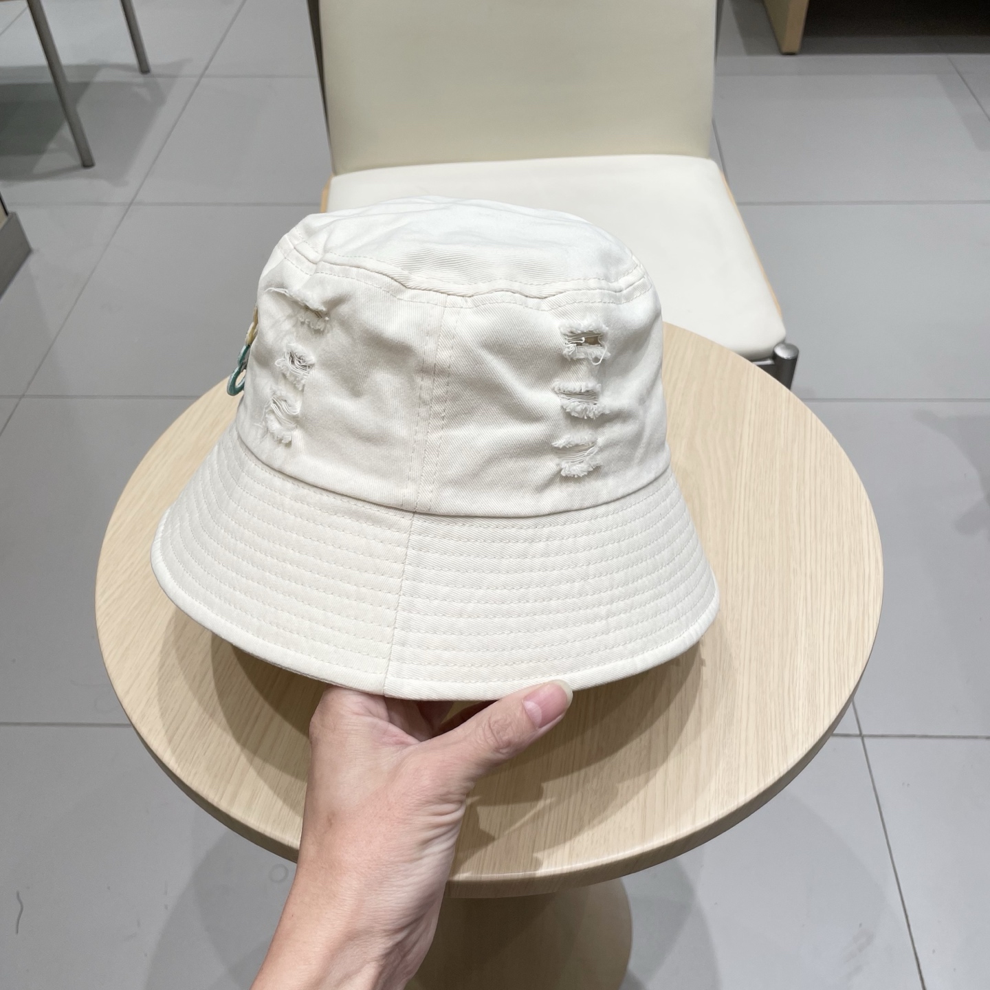  罗意威个性渔夫帽，一款很优秀的休闲渔夫帽
质感复古潮味十足，很强的街拍风，帅！
一年四季都可以佩戴！
