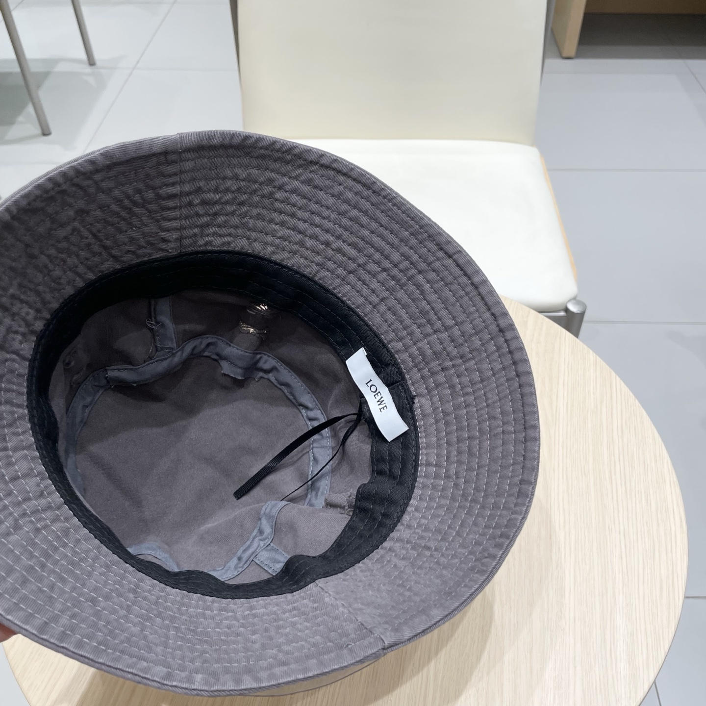  罗意威个性渔夫帽，一款很优秀的休闲渔夫帽
质感复古潮味十足，很强的街拍风，帅！
一年四季都可以佩戴！
