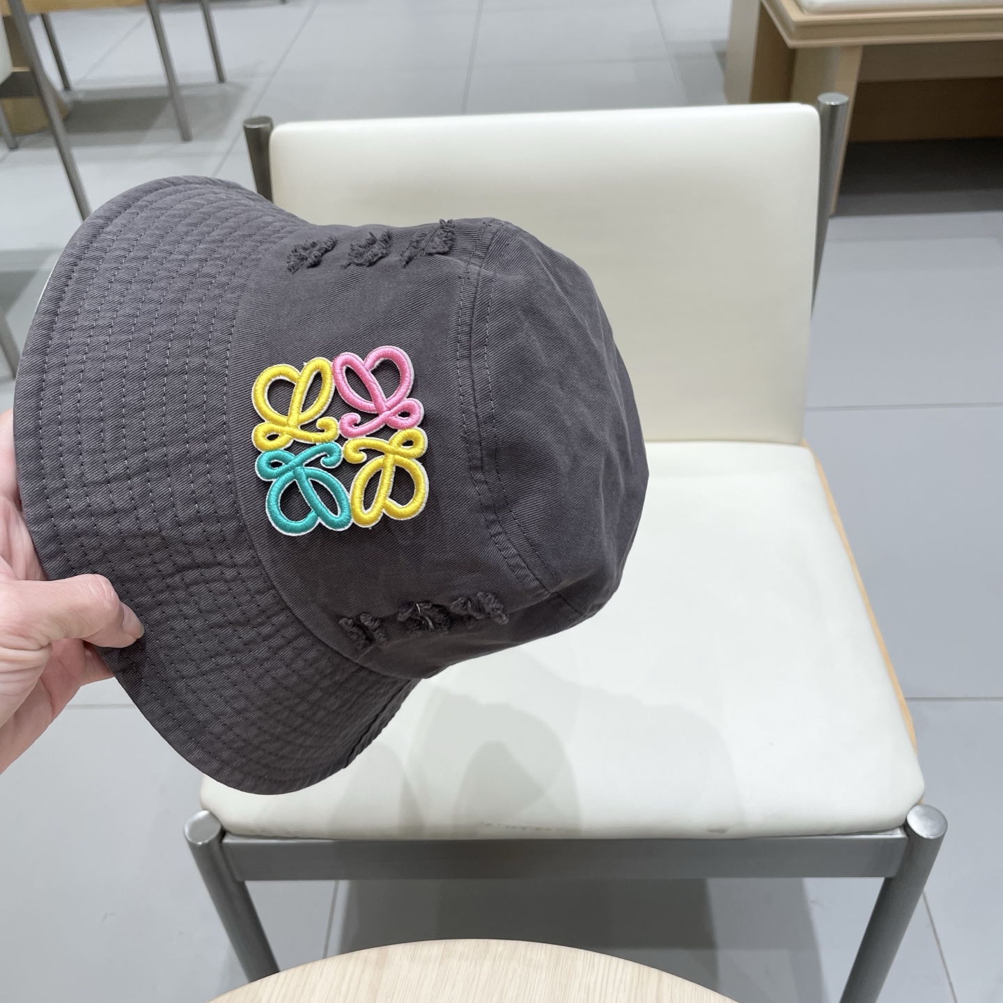  罗意威个性渔夫帽，一款很优秀的休闲渔夫帽
质感复古潮味十足，很强的街拍风，帅！
一年四季都可以佩戴！
