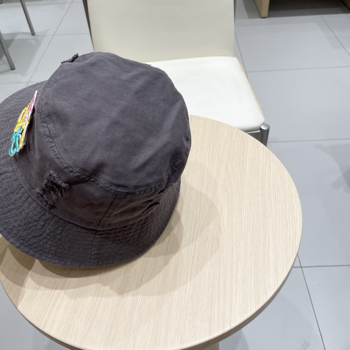  罗意威个性渔夫帽，一款很优秀的休闲渔夫帽
质感复古潮味十足，很强的街拍风，帅！
一年四季都可以佩戴！
