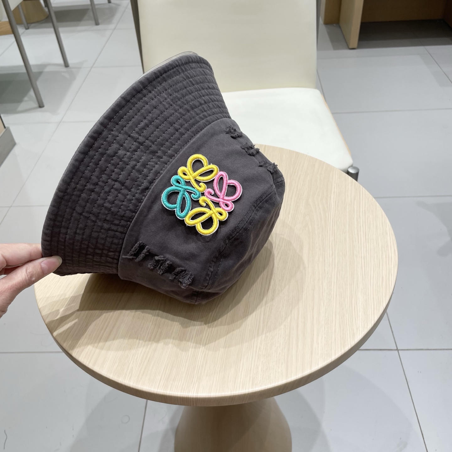  罗意威个性渔夫帽，一款很优秀的休闲渔夫帽
质感复古潮味十足，很强的街拍风，帅！
一年四季都可以佩戴！
