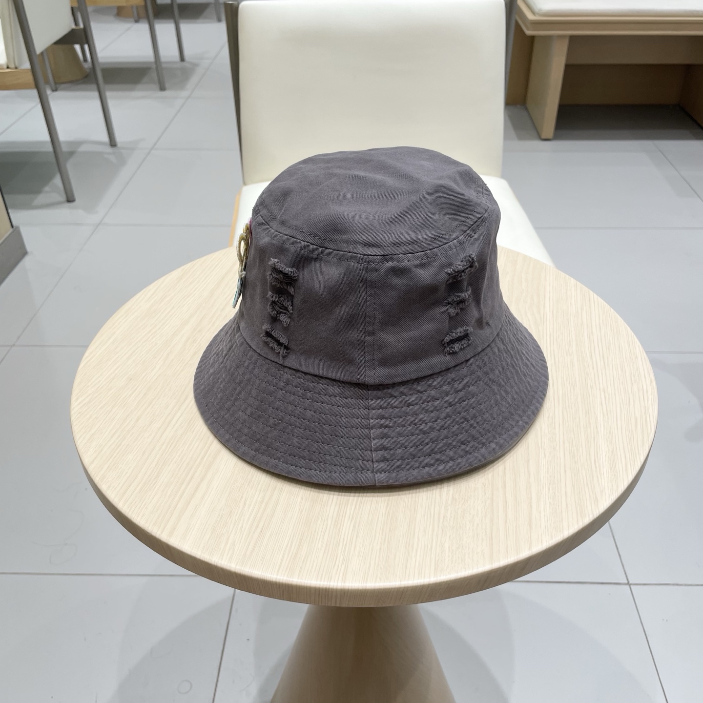  罗意威个性渔夫帽，一款很优秀的休闲渔夫帽
质感复古潮味十足，很强的街拍风，帅！
一年四季都可以佩戴！
