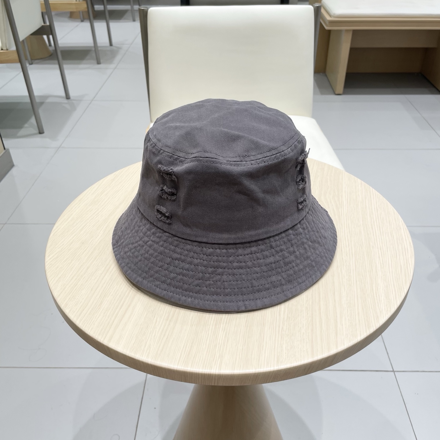  罗意威个性渔夫帽，一款很优秀的休闲渔夫帽
质感复古潮味十足，很强的街拍风，帅！
一年四季都可以佩戴！
