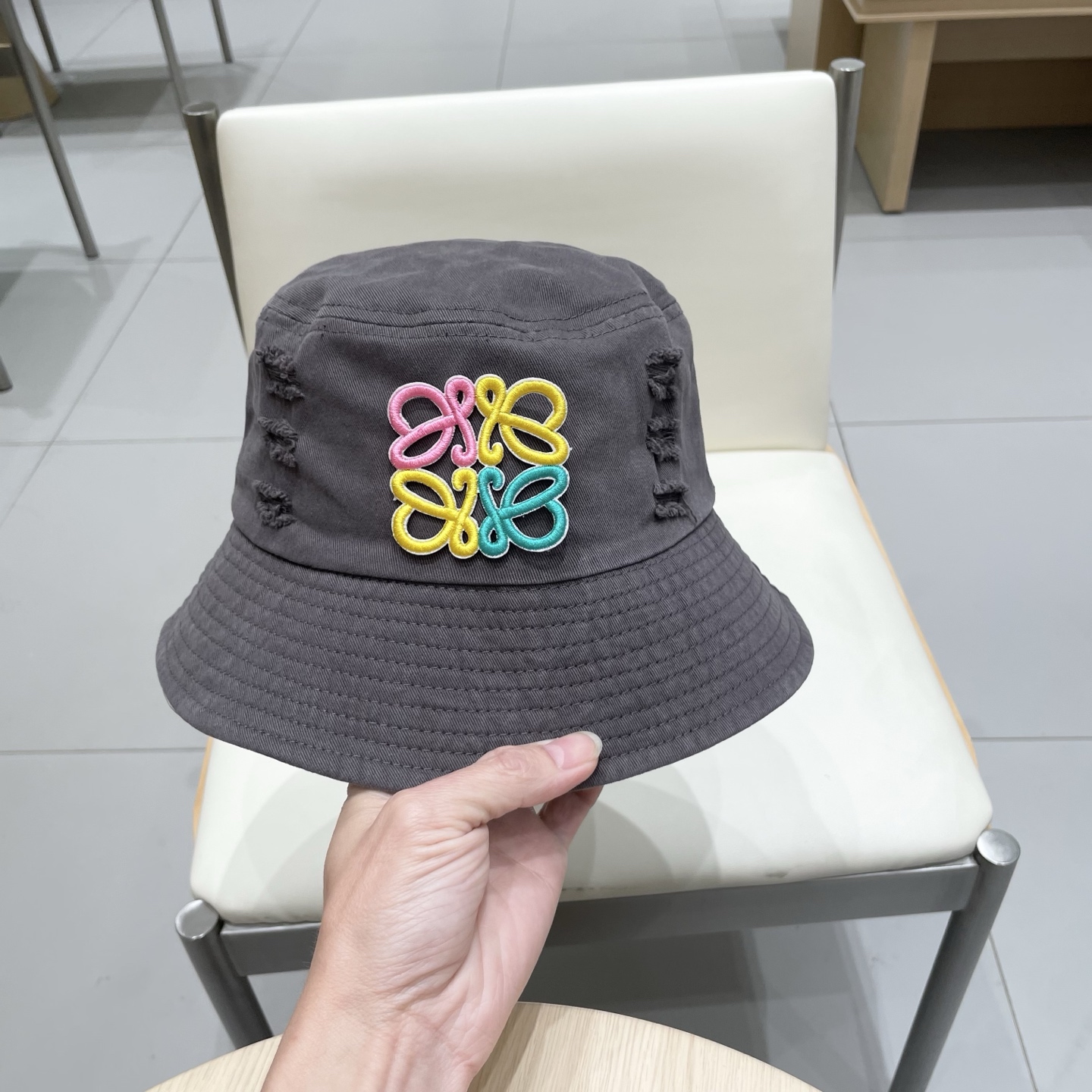  罗意威个性渔夫帽，一款很优秀的休闲渔夫帽
质感复古潮味十足，很强的街拍风，帅！
一年四季都可以佩戴！
