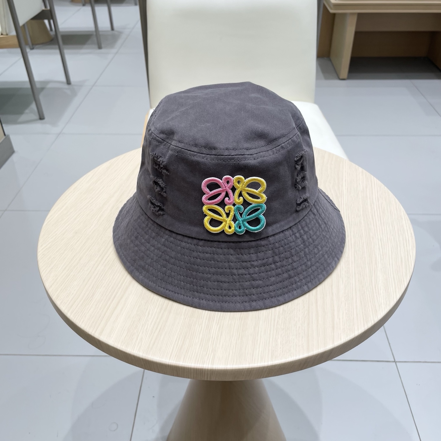  罗意威个性渔夫帽，一款很优秀的休闲渔夫帽
质感复古潮味十足，很强的街拍风，帅！
一年四季都可以佩戴！
