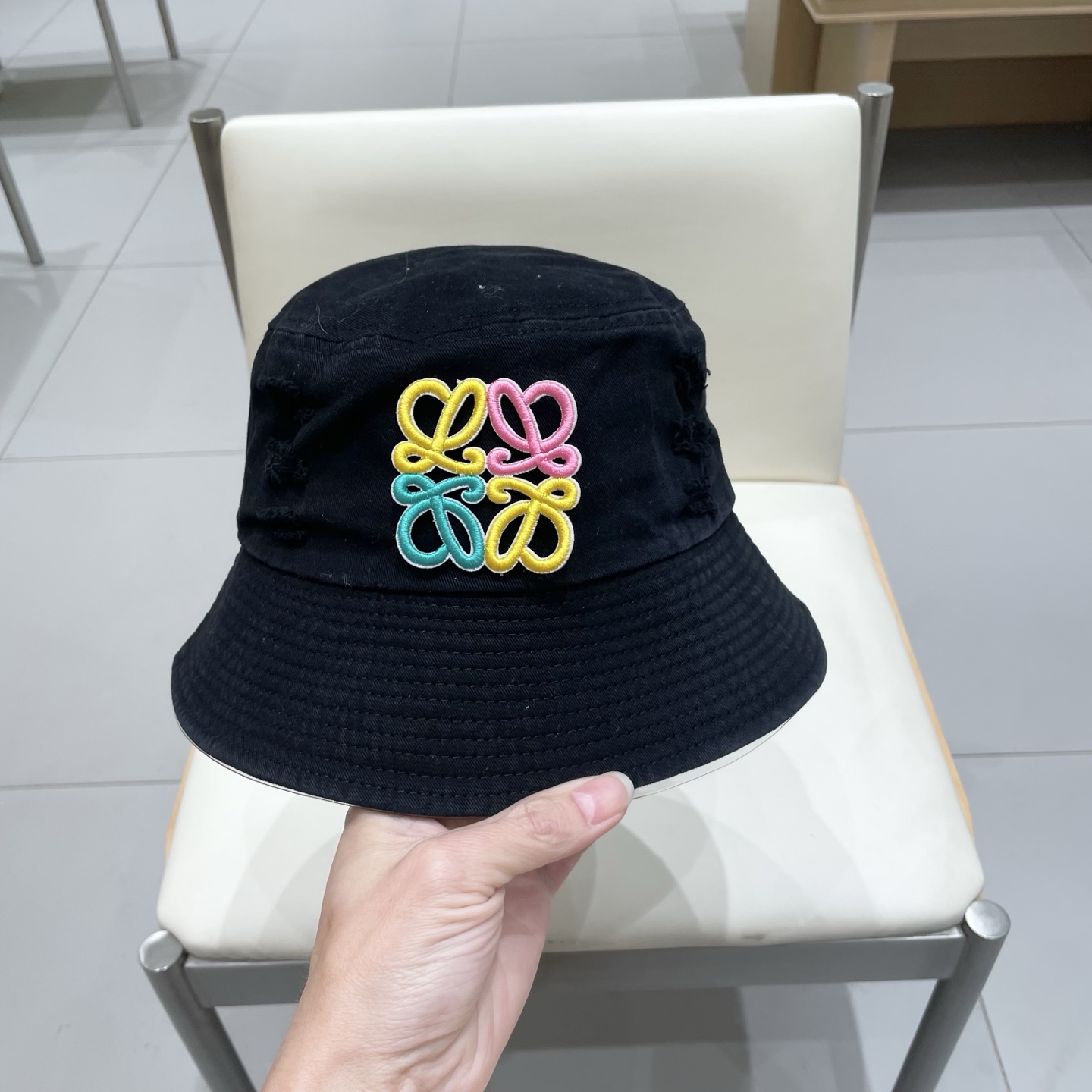  罗意威个性渔夫帽，一款很优秀的休闲渔夫帽
质感复古潮味十足，很强的街拍风，帅！
一年四季都可以佩戴！
