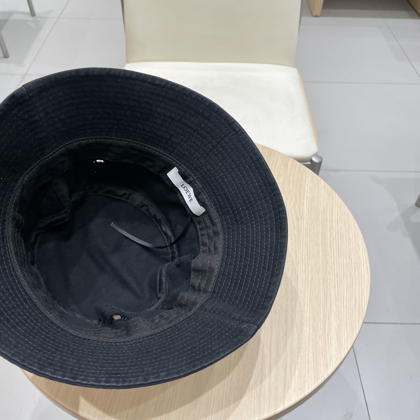  罗意威个性渔夫帽，一款很优秀的休闲渔夫帽
质感复古潮味十足，很强的街拍风，帅！
一年四季都可以佩戴！
