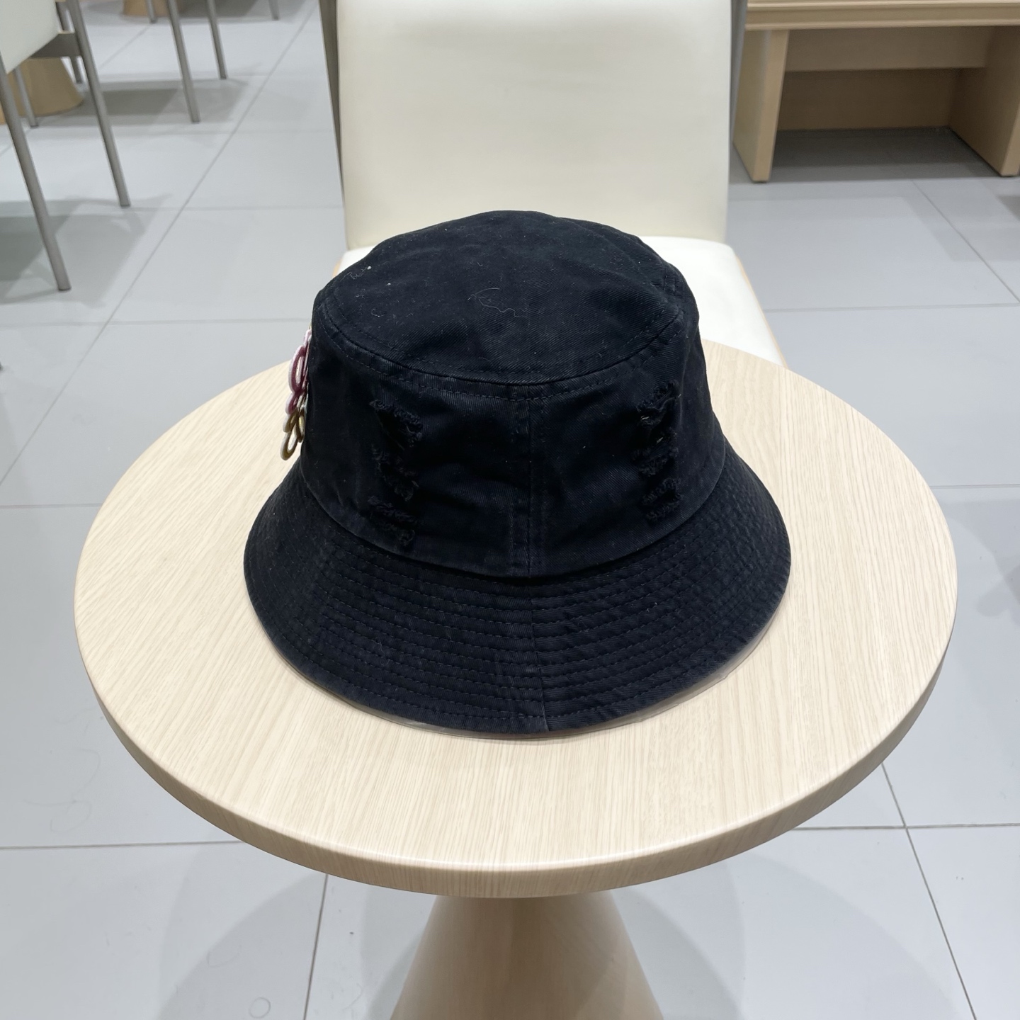  罗意威个性渔夫帽，一款很优秀的休闲渔夫帽
质感复古潮味十足，很强的街拍风，帅！
一年四季都可以佩戴！
