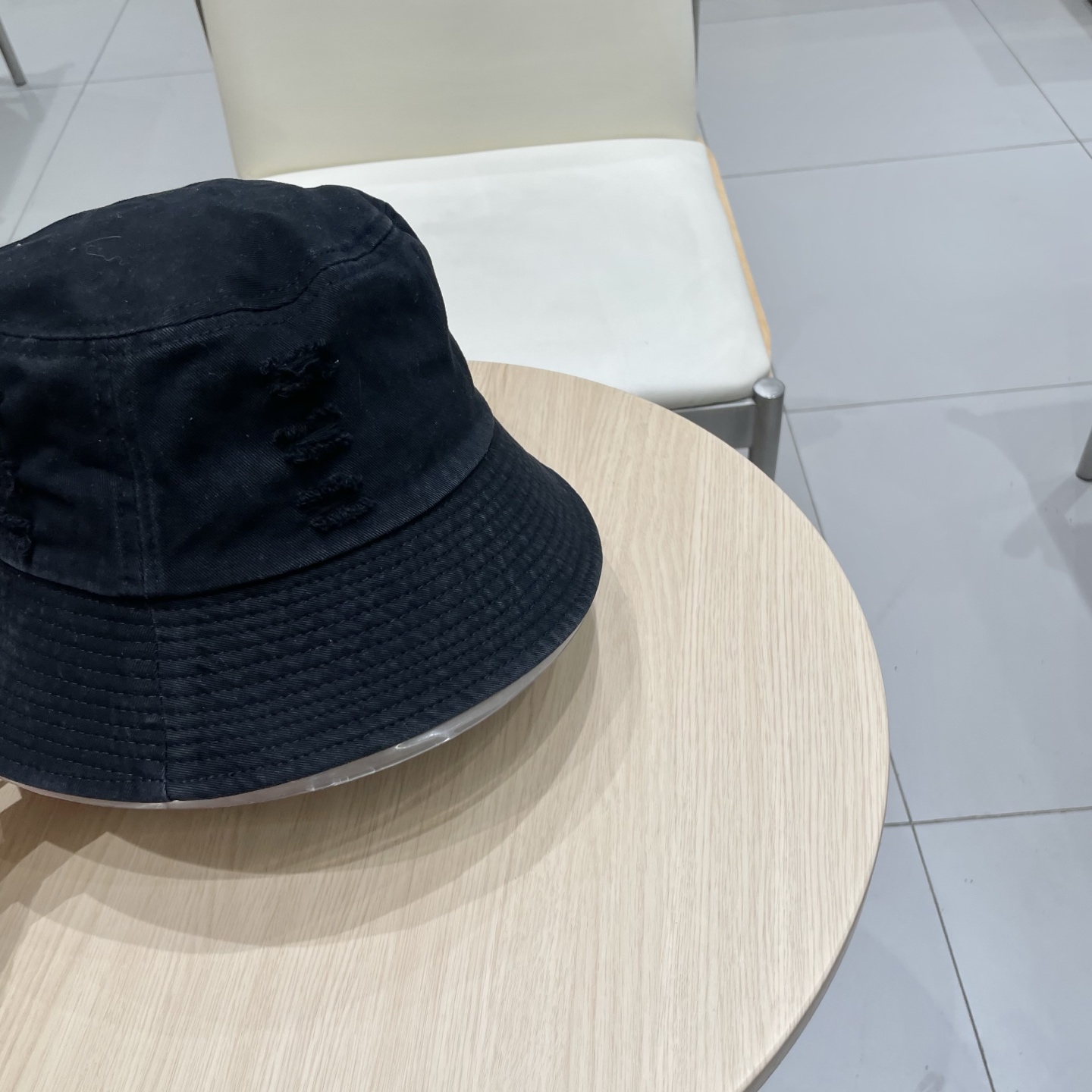  罗意威个性渔夫帽，一款很优秀的休闲渔夫帽
质感复古潮味十足，很强的街拍风，帅！
一年四季都可以佩戴！
