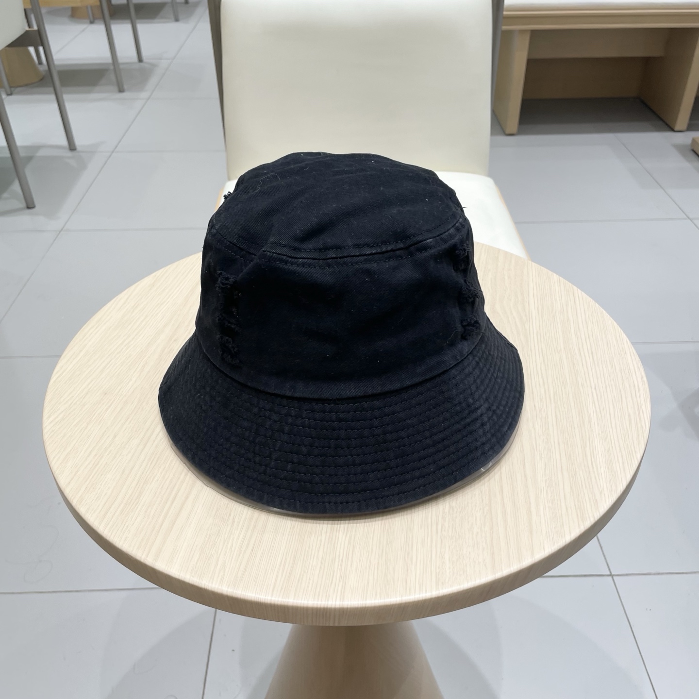  罗意威个性渔夫帽，一款很优秀的休闲渔夫帽
质感复古潮味十足，很强的街拍风，帅！
一年四季都可以佩戴！
