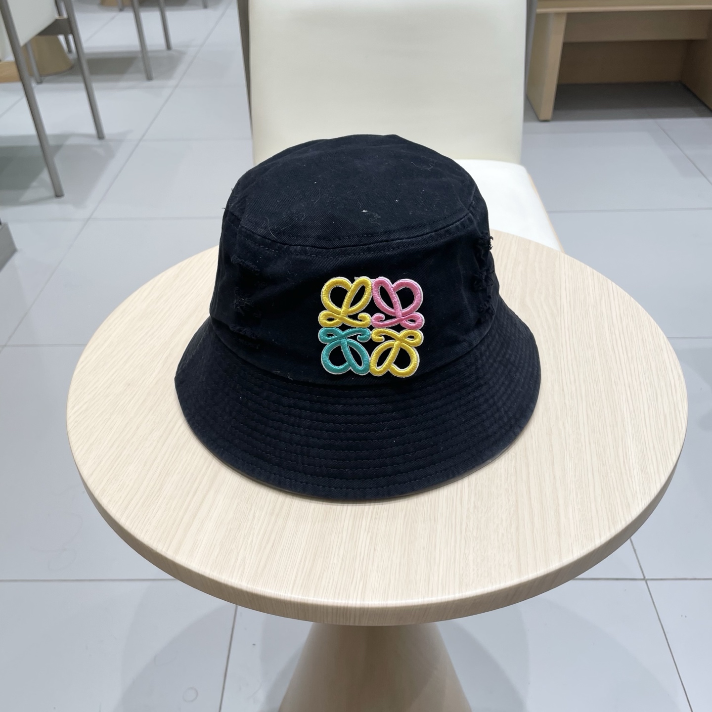  罗意威个性渔夫帽，一款很优秀的休闲渔夫帽
质感复古潮味十足，很强的街拍风，帅！
一年四季都可以佩戴！
