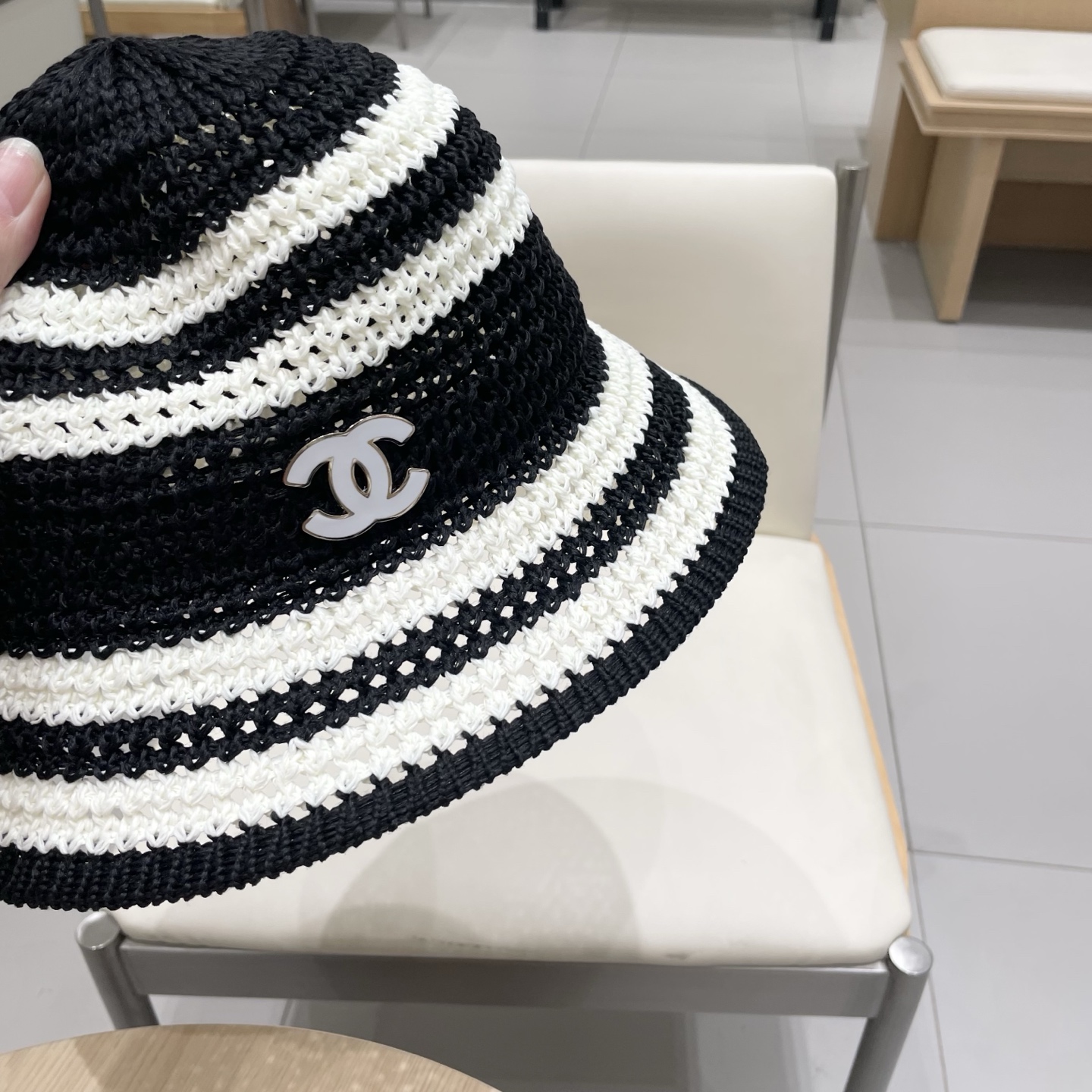  Chanel香奈儿草编撞色条纹镂空渔夫帽女夏季宽檐防晒帽户外出游度假遮脸太阳帽