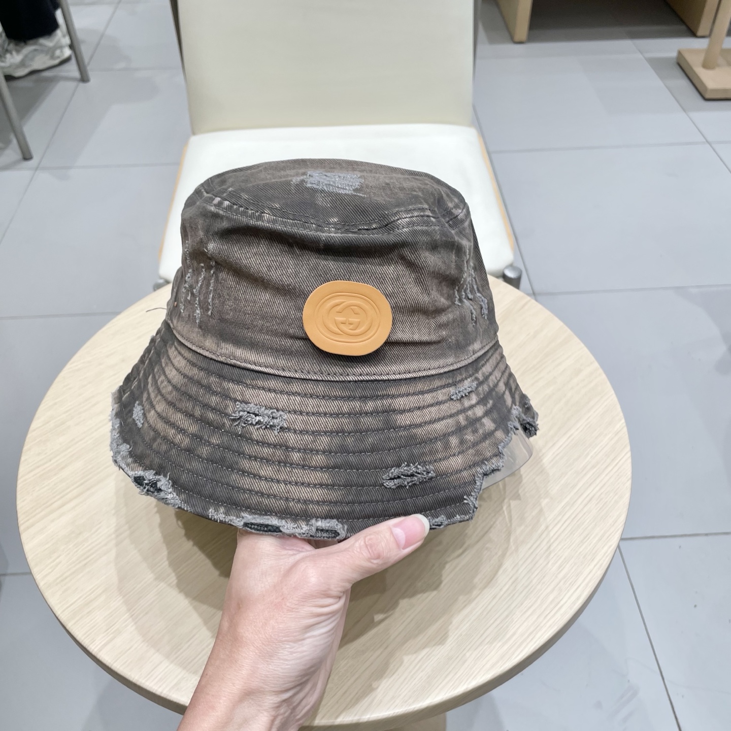   原单品质
GUCCI古奇渔夫帽👒官网新品火爆来袭 工艺非常精美 高档大气上档次！低调奢华，方便携带！