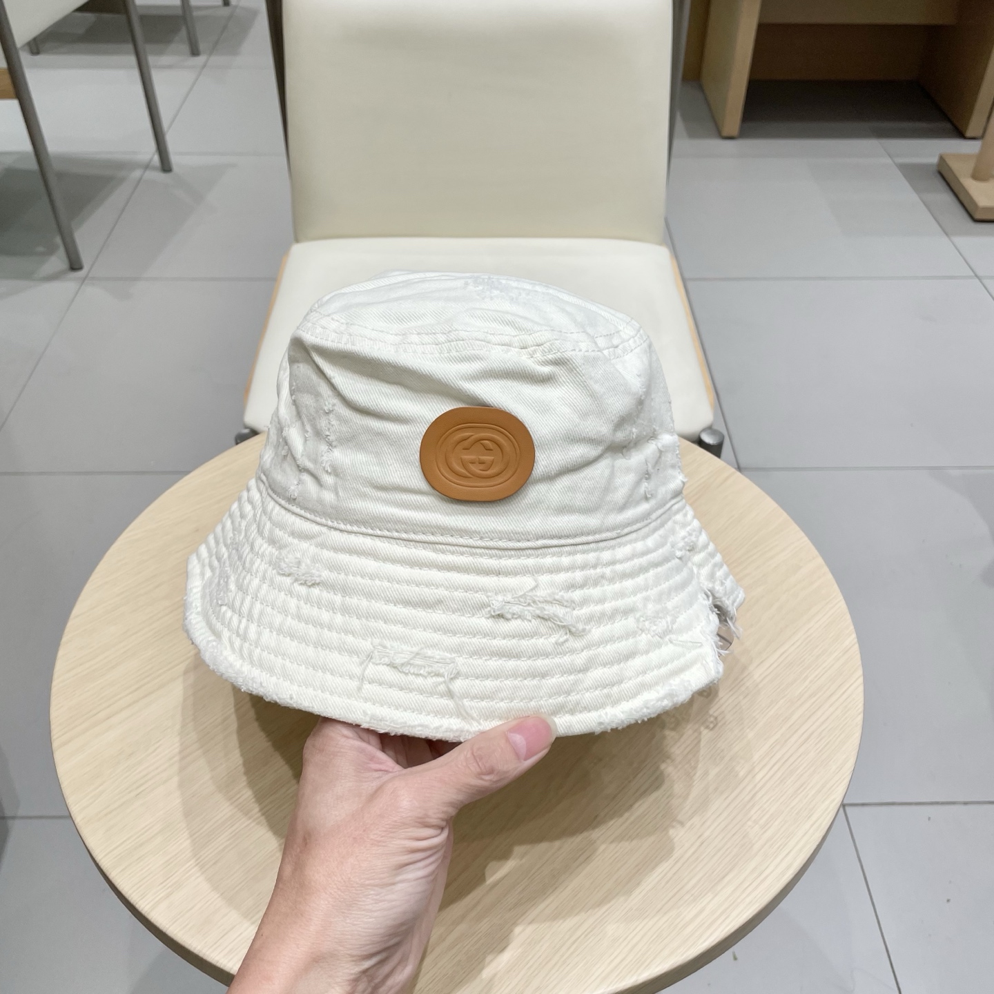   原单品质
GUCCI古奇渔夫帽👒官网新品火爆来袭 工艺非常精美 高档大气上档次！低调奢华，方便携带！