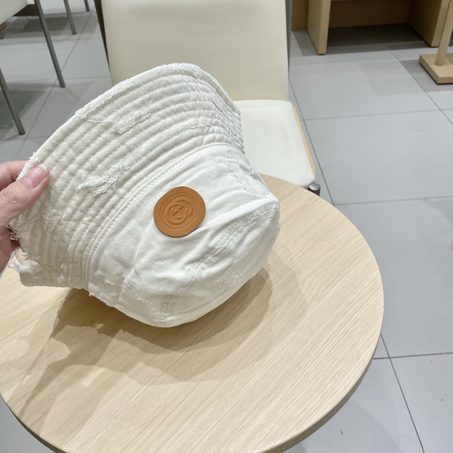   原单品质
GUCCI古奇渔夫帽👒官网新品火爆来袭 工艺非常精美 高档大气上档次！低调奢华，方便携带！