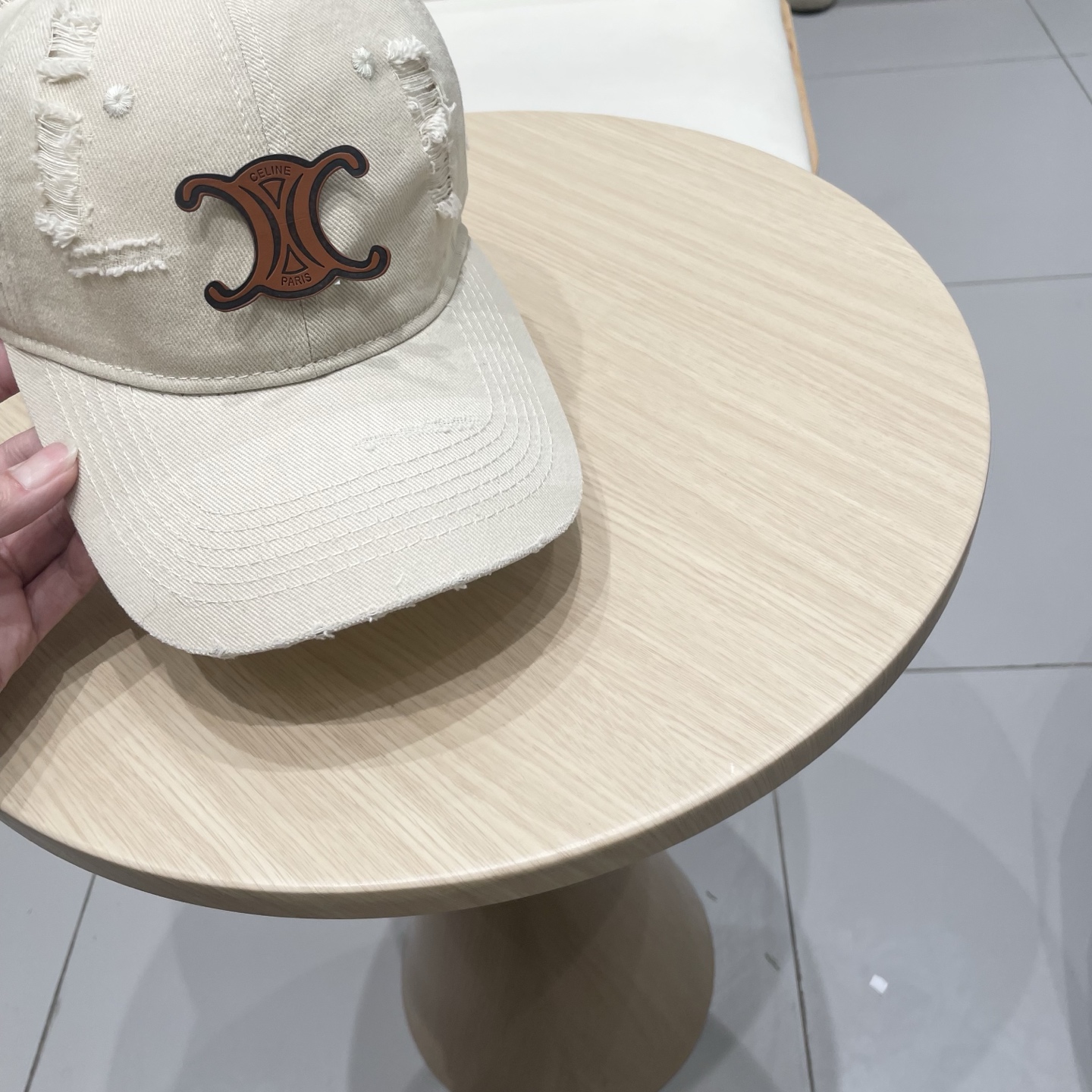  CELINE 塞琳 新款 🆕 棒球帽 🧢 
原单棒球帽 🧢原版1.1复刻 
面料轻盈透气。 💥
完美版