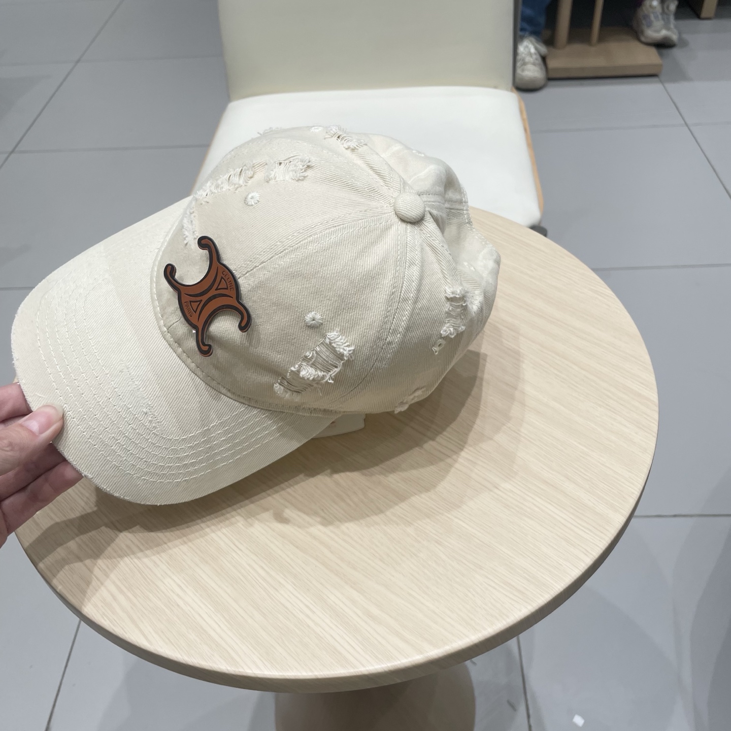  CELINE 塞琳 新款 🆕 棒球帽 🧢 
原单棒球帽 🧢原版1.1复刻 
面料轻盈透气。 💥
完美版
