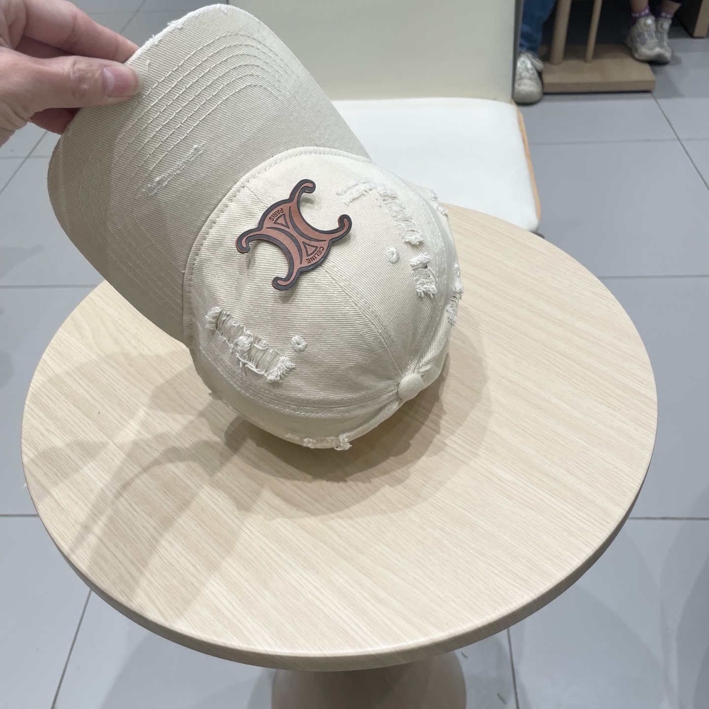  CELINE 塞琳 新款 🆕 棒球帽 🧢 
原单棒球帽 🧢原版1.1复刻 
面料轻盈透气。 💥
完美版