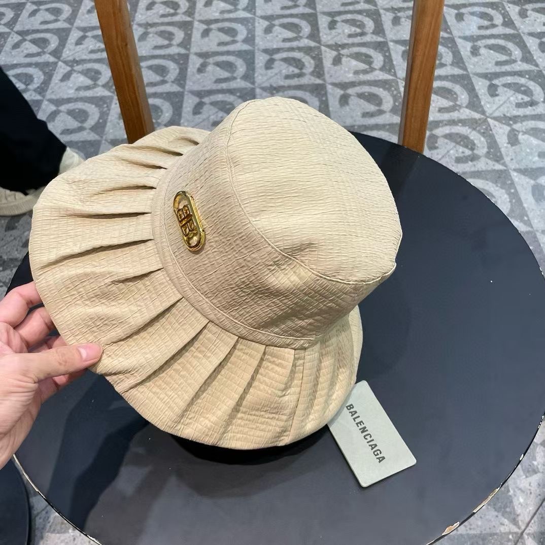  巴黎世家新款渔夫帽
工艺面料设计感满满