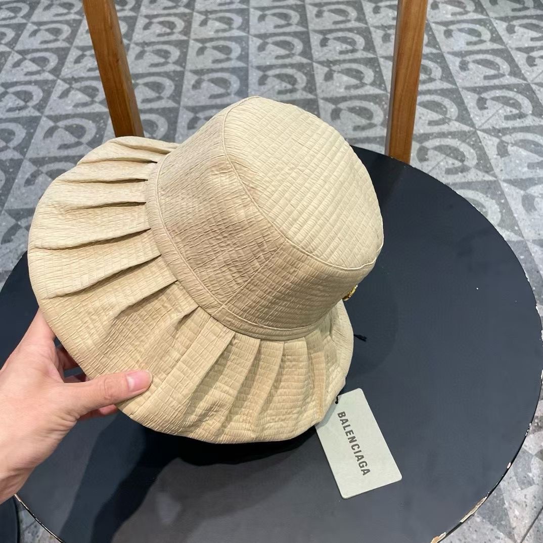  巴黎世家新款渔夫帽
工艺面料设计感满满