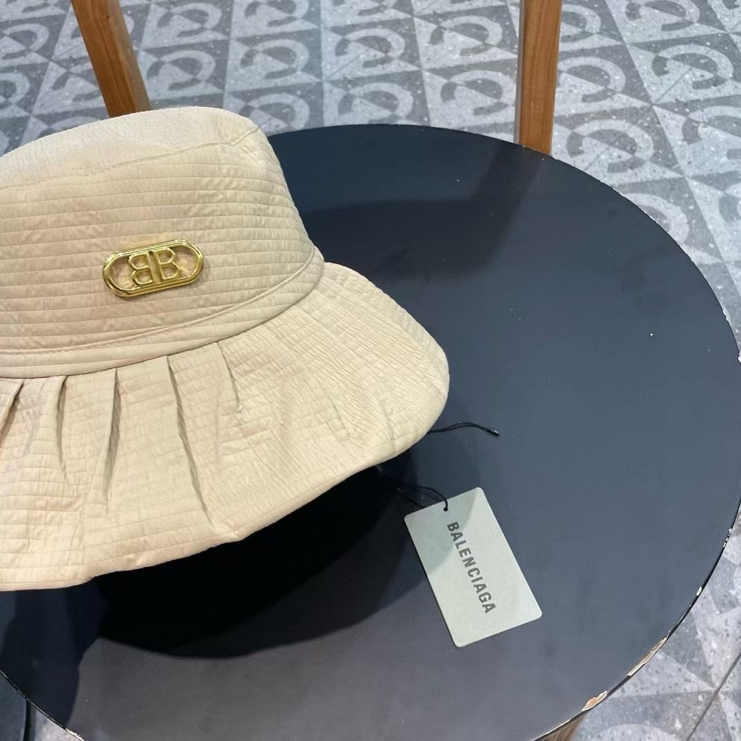  巴黎世家新款渔夫帽
工艺面料设计感满满