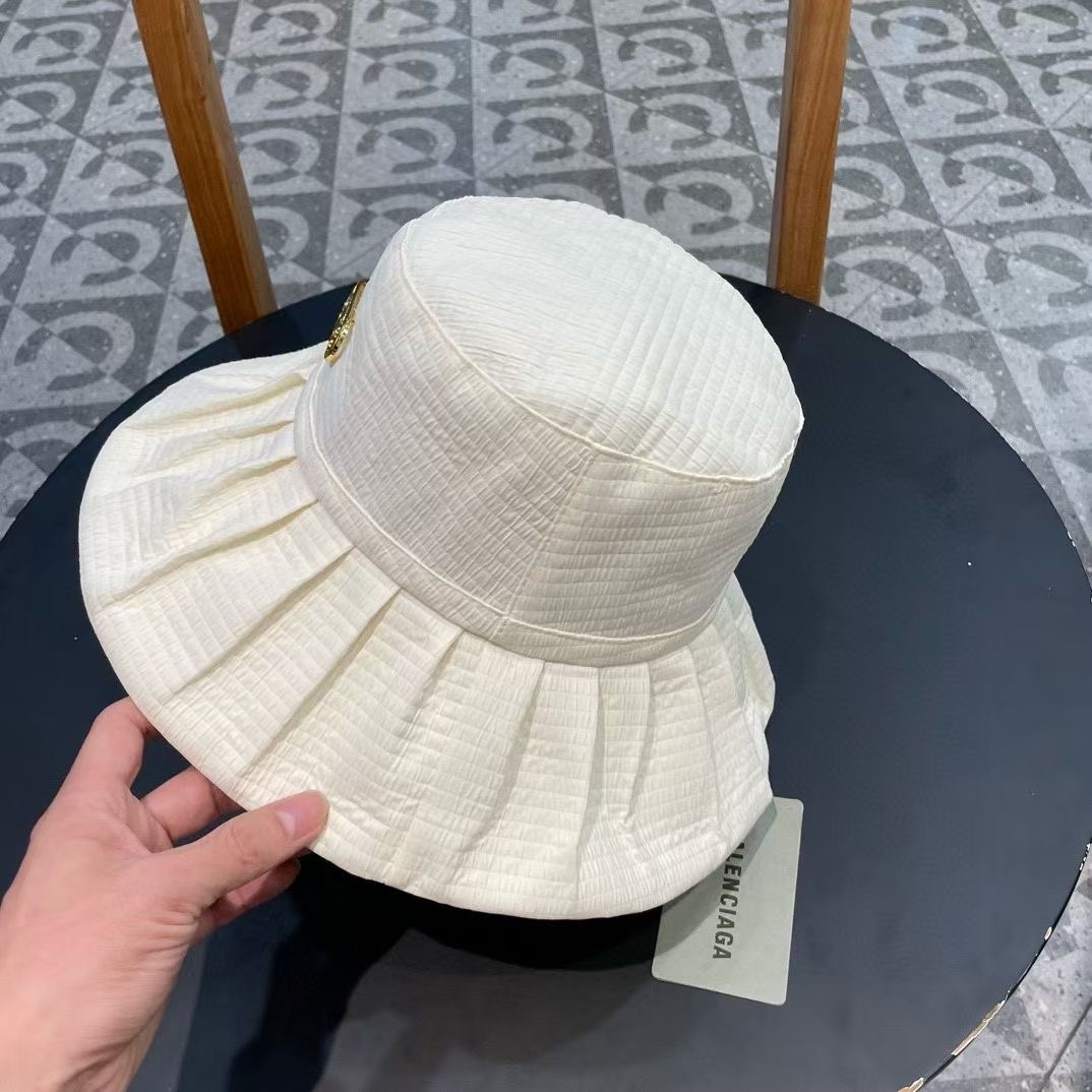 巴黎世家新款渔夫帽
工艺面料设计感满满