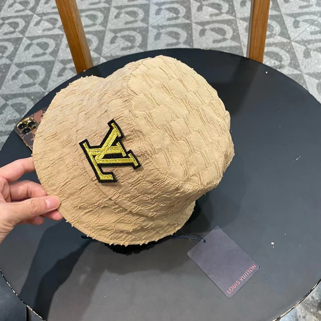   LV渔夫帽🧢新款路易威登满印渔夫帽🧢 火爆出货，百搭单品🥰随便搭配都很好看 质量超赞👍 时尚百搭
