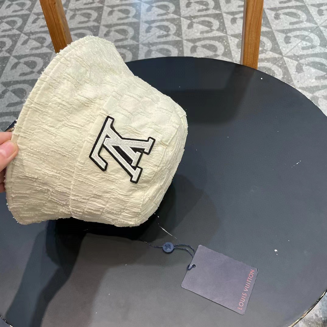   LV渔夫帽🧢新款路易威登满印渔夫帽🧢 火爆出货，百搭单品🥰随便搭配都很好看 质量超赞👍 时尚百搭