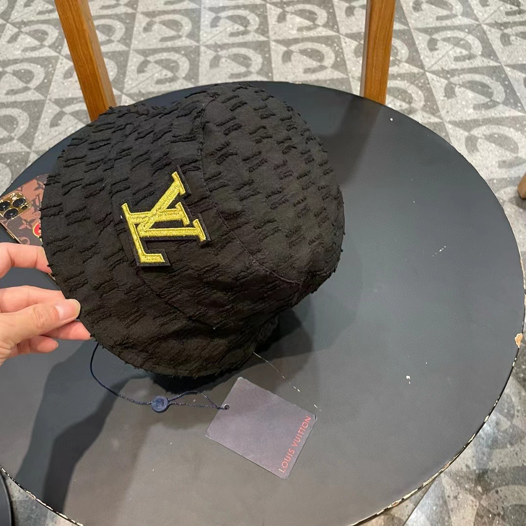   LV渔夫帽🧢新款路易威登满印渔夫帽🧢 火爆出货，百搭单品🥰随便搭配都很好看 质量超赞👍 时尚百搭