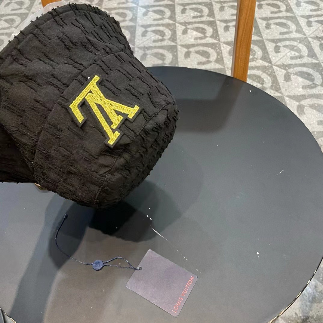   LV渔夫帽🧢新款路易威登满印渔夫帽🧢 火爆出货，百搭单品🥰随便搭配都很好看 质量超赞👍 时尚百搭