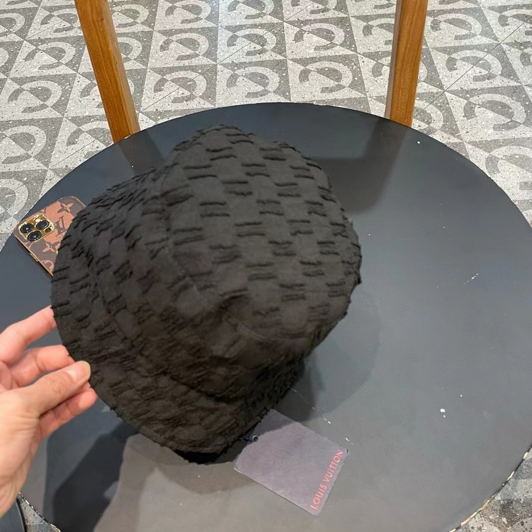   LV渔夫帽🧢新款路易威登满印渔夫帽🧢 火爆出货，百搭单品🥰随便搭配都很好看 质量超赞👍 时尚百搭