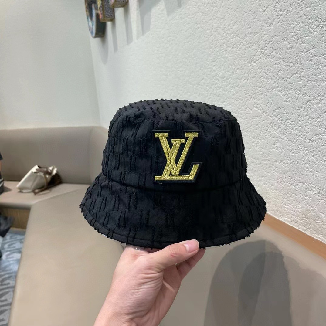   LV渔夫帽🧢新款路易威登满印渔夫帽🧢 火爆出货，百搭单品🥰随便搭配都很好看 质量超赞👍 时尚百搭
