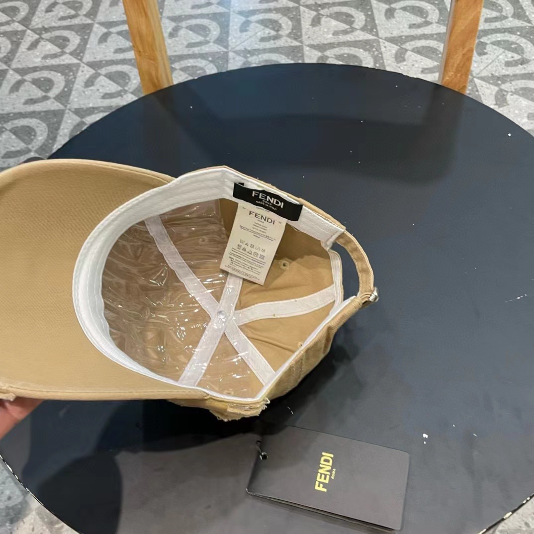 。FE*DI芬迪新款双F老花牛仔棒球帽极简高级风，网红时尚达人的潮搭单品