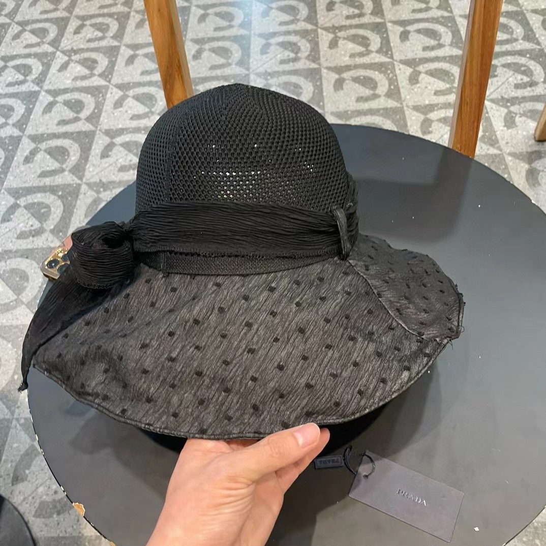 【PRADA普拉达】春夏款大沿蝴蝶结遮阳渔夫帽🌈
遮阳～更有质感的一款